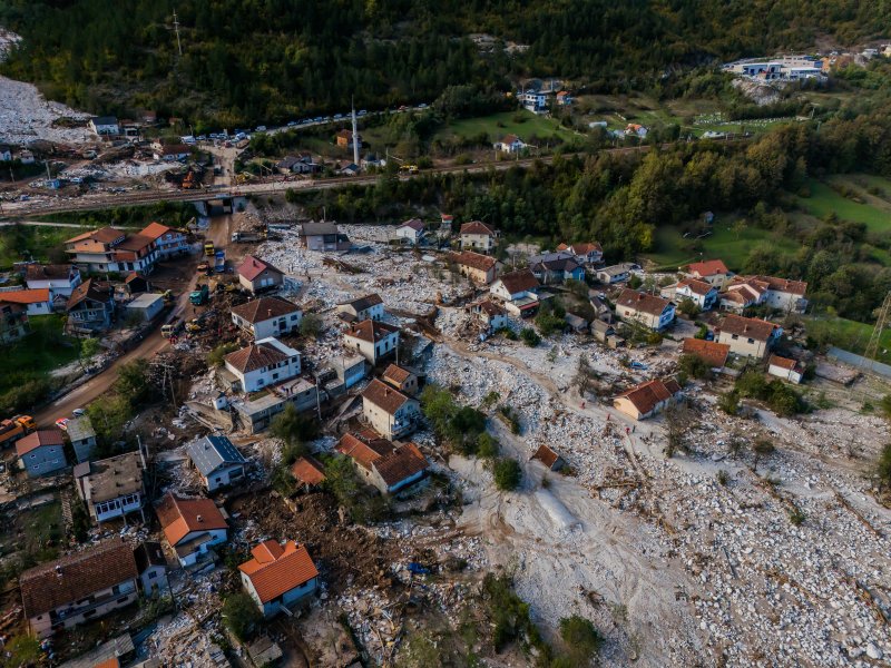 Pogled iz zraka na odron i posljedice poplava koje su pogodile BiH