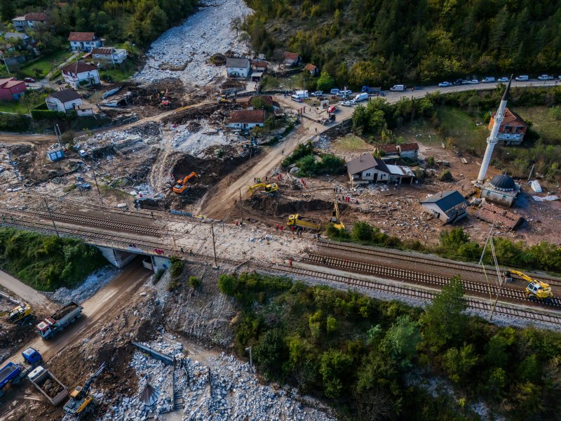 Pogled iz zraka na odron i posljedice poplava koje su pogodile BiH