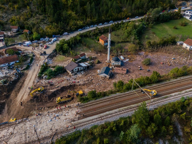 Pogled iz zraka na odron i posljedice poplava koje su pogodile BiH