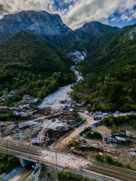 Pogled iz zraka na odron i posljedice poplava koje su pogodile BiH