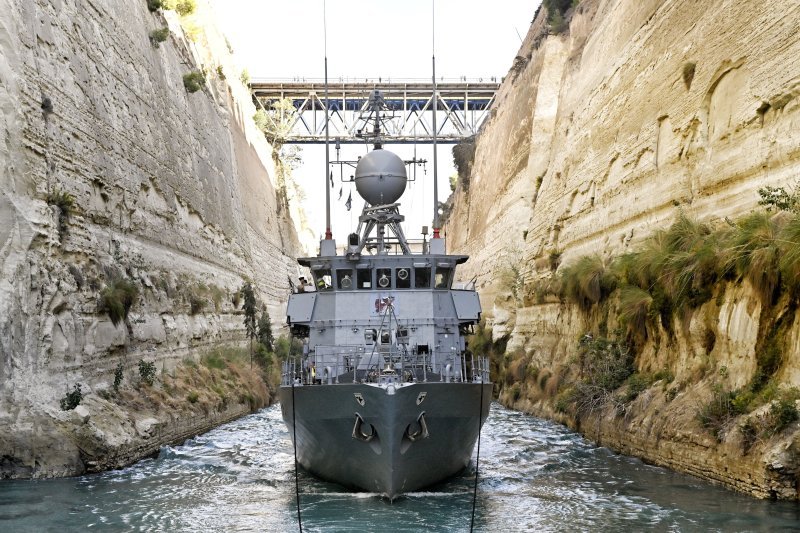 Njemački ratni brod FGS-PEGNITZ M1090 prolazi kroz Korintski kanal u Grčkoj na povratku u Njemačku, nakon sudjelovanja u pomorskim operacijama NATO-a u Sredozemlju.