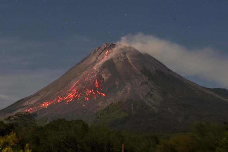 Planina Merapi u Indoneziji izbacuje crvenkastu vruću lavu.