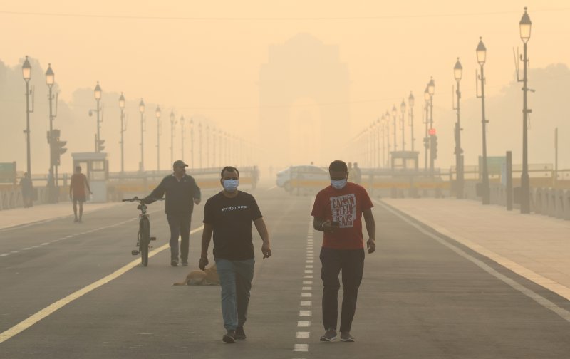 Indijci hodaju s maskama po New Delhiju zbog loše kvalitete zraka.