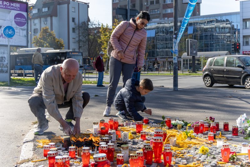 Novosađani pale svijeće za žrtve nezapamćene tragedije