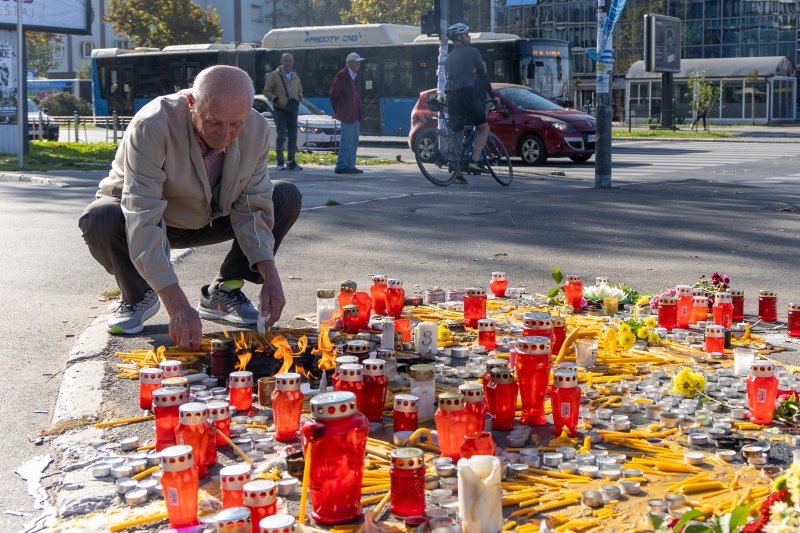 Novosađani pale svijeće za žrtve nezapamćene tragedije