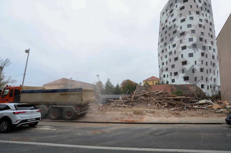 Rušenje stare kuće na raskrižju Selske, Ilice i ulice Sv. Duh