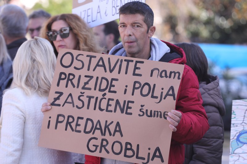 Kaštela: Prosvjed inicijative 'Spasimo Kozjak i Kaštela'