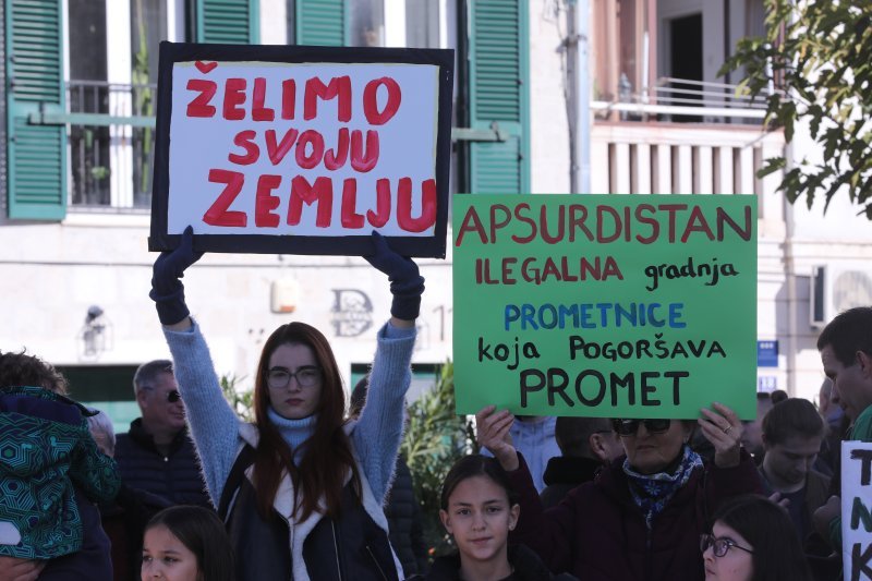 Kaštela: Prosvjed inicijative 'Spasimo Kozjak i Kaštela'