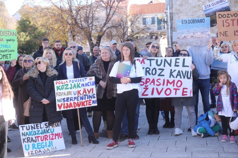 Kaštela: Prosvjed inicijative 'Spasimo Kozjak i Kaštela'