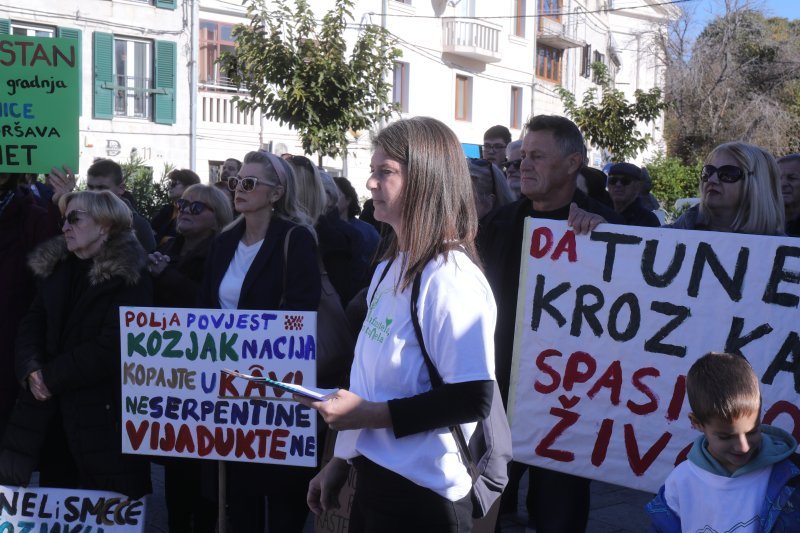 Kaštela: Prosvjed inicijative 'Spasimo Kozjak i Kaštela'