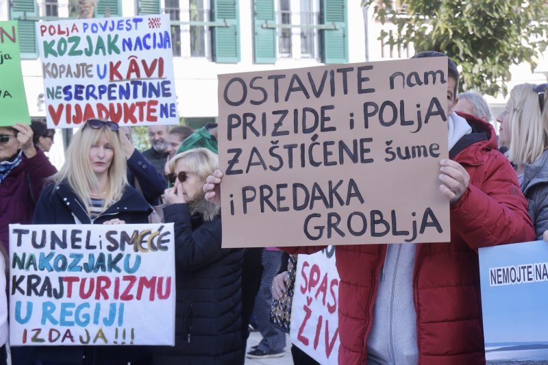 Kaštela: Prosvjed inicijative 'Spasimo Kozjak i Kaštela'