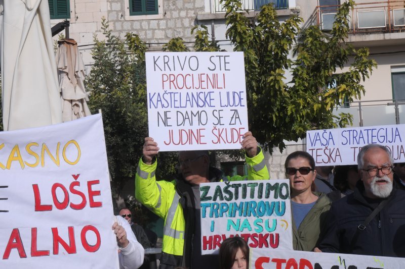 Kaštela: Prosvjed inicijative 'Spasimo Kozjak i Kaštela'