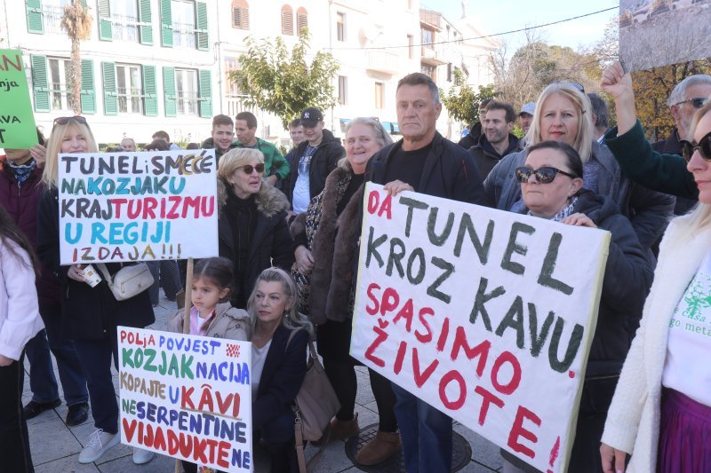 Kaštela: Prosvjed inicijative 'Spasimo Kozjak i Kaštela'