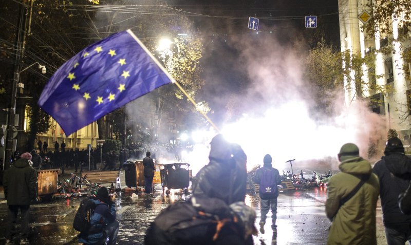 Stanovnici glavnog gruzijskog grada Tbilisija prosvjeduju zato što je Vlada odlučila odgoditi pregovore o ulasku u EU.