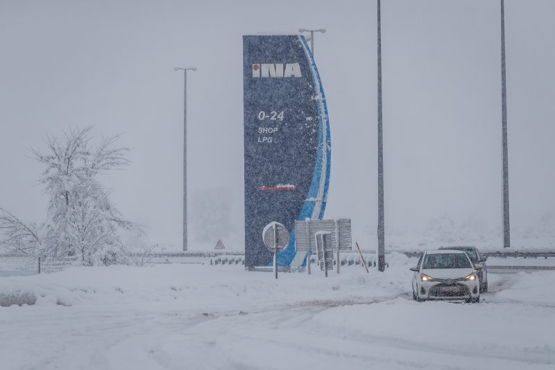 Zimski uvjeti na cestama, u Lici i dalje pada snijeg