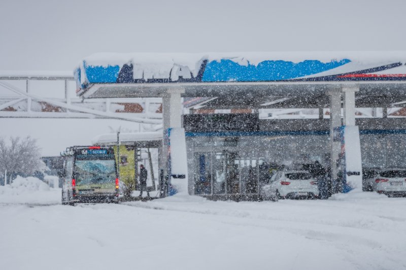 Zimski uvjeti na cestama, u Lici i dalje pada snijeg