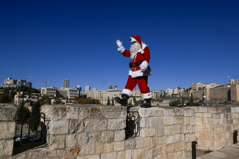 Bivši palestinski košarkaš Issa Kassissieh godinama se oblači kao Djed Mraz u Jeruzalemu.