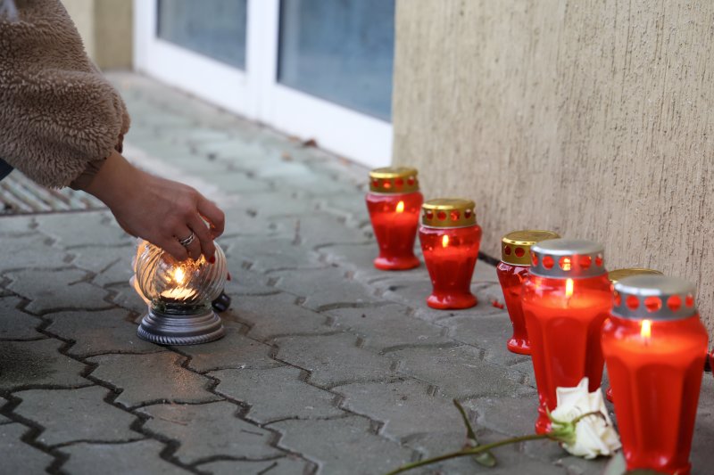 Građani pale svijeće i ostavljaju cvijeće ispred mjesnog odbora Prečko