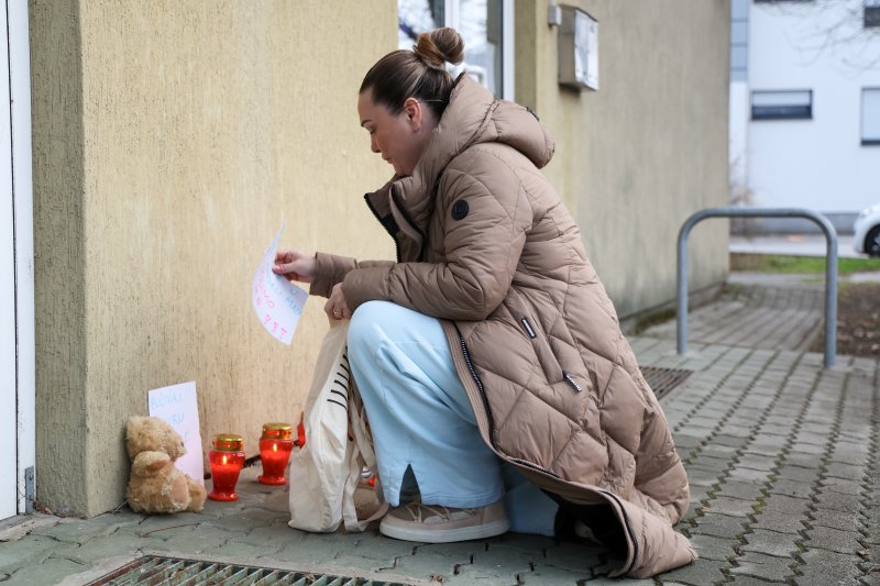 Građani pale svijeće i ostavljaju cvijeće ispred mjesnog odbora Prečko