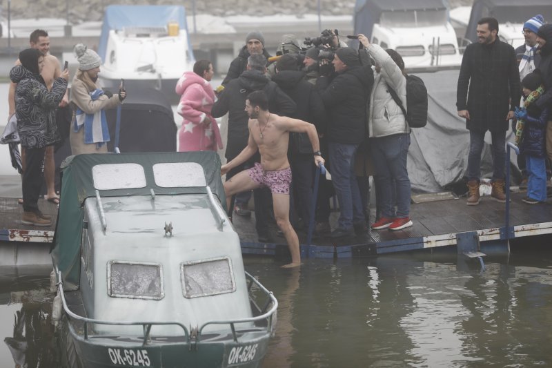 Tradcionalno zimsko kupanje u Dravi u osječkoj Zimskoj luci