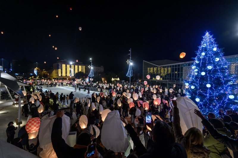 Puštanje lampiona dobrih želja na šibenskoj Poljani