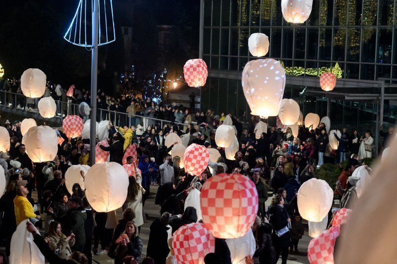 Puštanje lampiona dobrih želja na šibenskoj Poljani