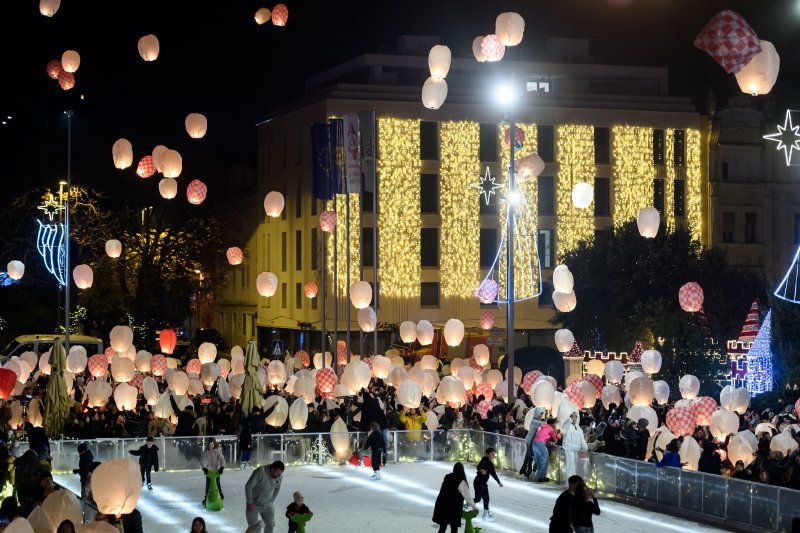 Puštanje lampiona dobrih želja na šibenskoj Poljani