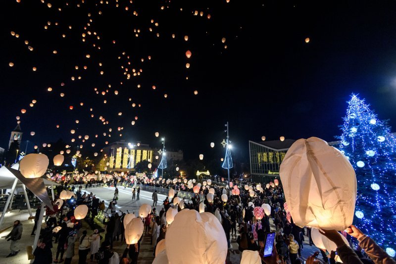 Puštanje lampiona dobrih želja na šibenskoj Poljani