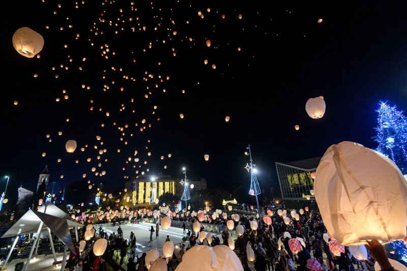 Puštanje lampiona dobrih želja na šibenskoj Poljani