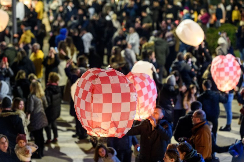 Puštanje lampiona dobrih želja na šibenskoj Poljani