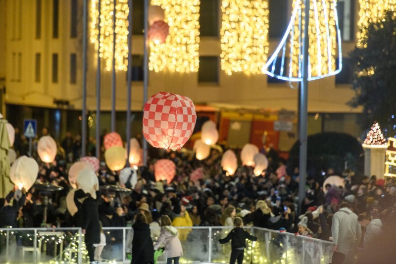 Puštanje lampiona dobrih želja na šibenskoj Poljani