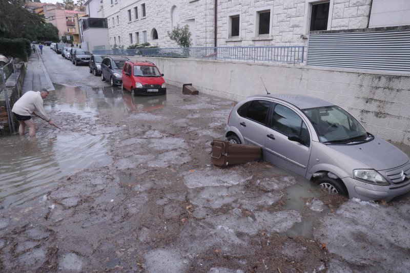 Obilna kiša i tuča poplavili dijelove Splita