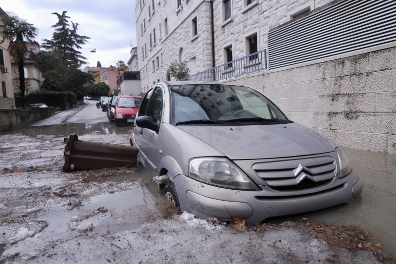 Obilna kiša i tuča poplavili dijelove Splita