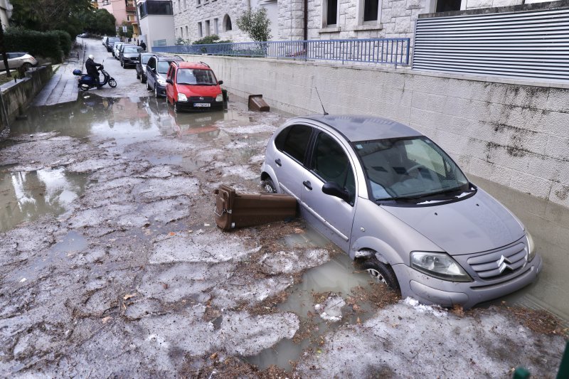 Obilna kiša i tuča poplavili dijelove Splita