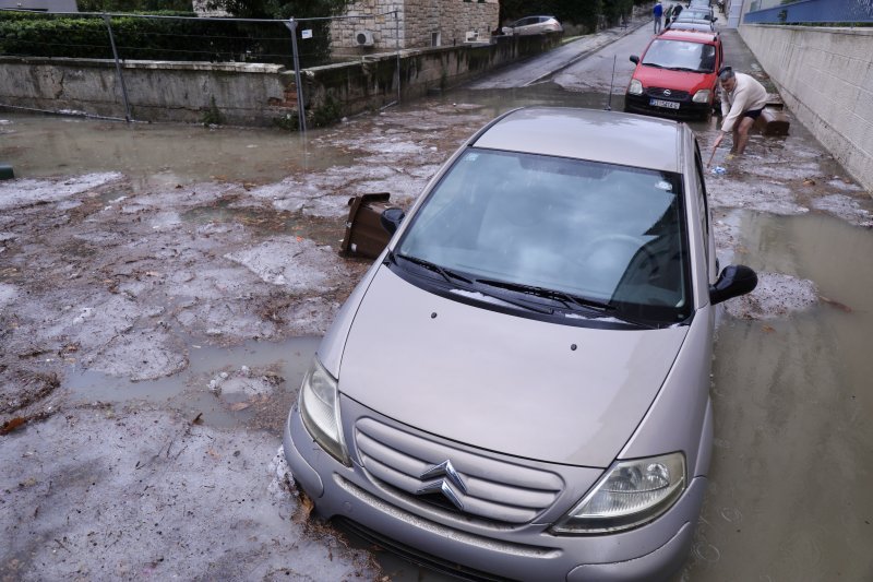 Obilna kiša i tuča poplavili dijelove Splita