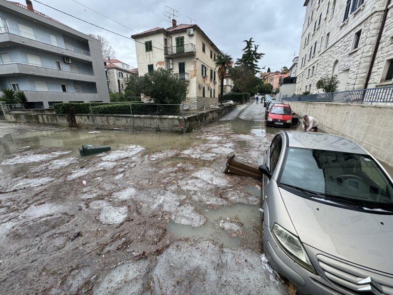 Obilna kiša i tuča poplavili dijelove Splita