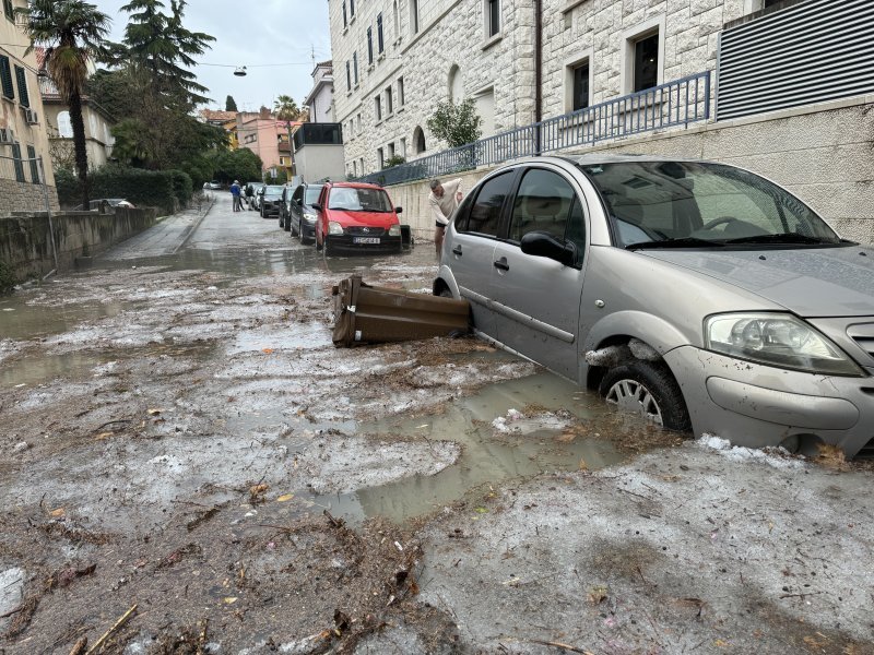 Obilna kiša i tuča poplavili dijelove Splita