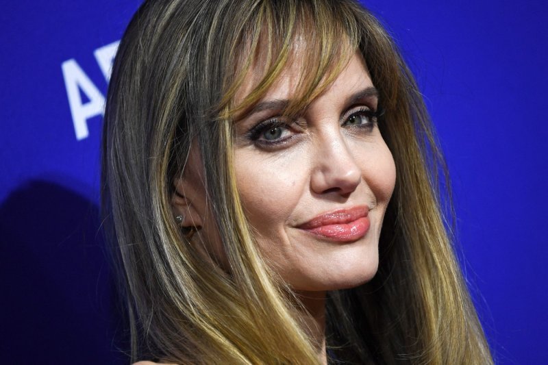 Angelina Jolie sa šiškama