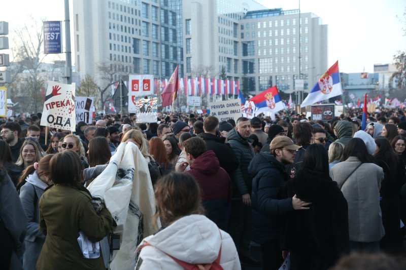 Studenti s građanima i dalje blokiraju Most slobode u Novom Sadu