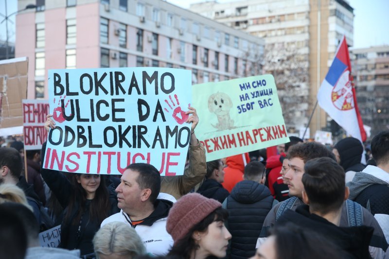 Studenti s građanima i dalje blokiraju Most slobode u Novom Sadu