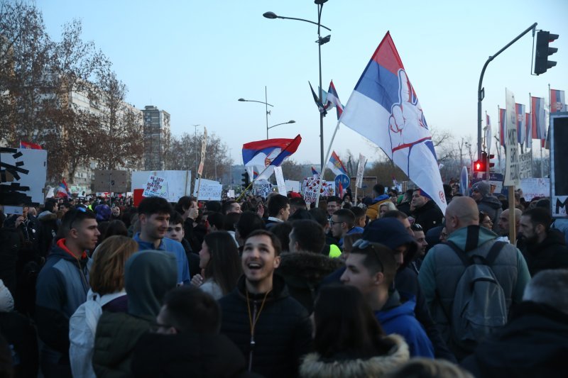 Studenti s građanima i dalje blokiraju Most slobode u Novom Sadu