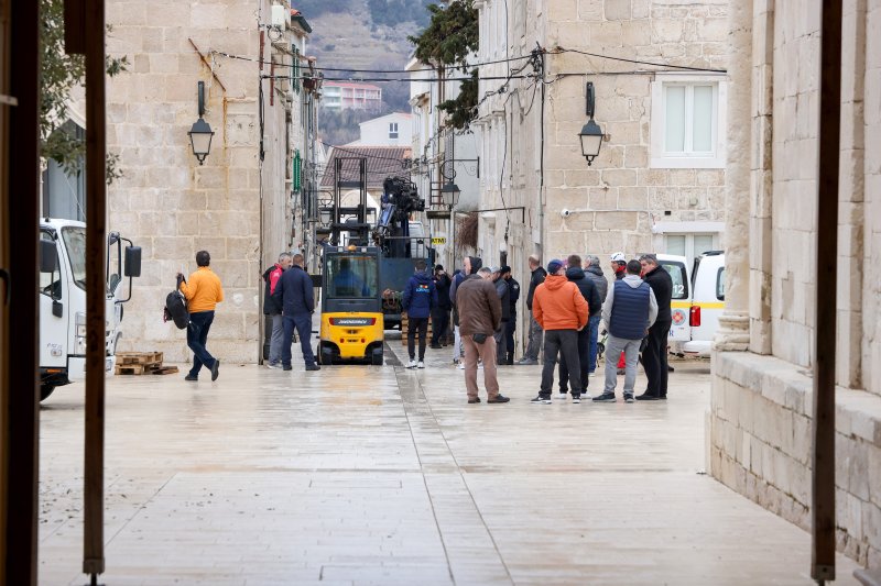 Uklanjanje zvona sa zvonika Kneževog dvora u Pagu oštećenog u potresu