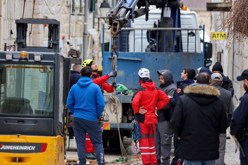 Uklanjanje zvona sa zvonika Kneževog dvora u Pagu oštećenog u potresu