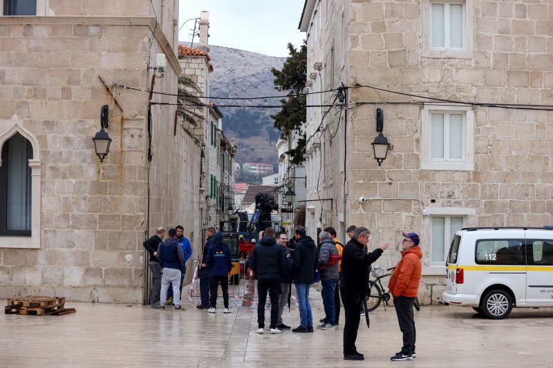 Uklanjanje zvona sa zvonika Kneževog dvora u Pagu oštećenog u potresu