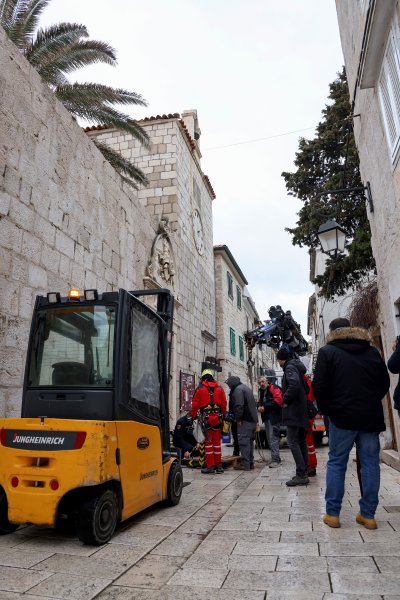 Uklanjanje zvona sa zvonika Kneževog dvora u Pagu oštećenog u potresu