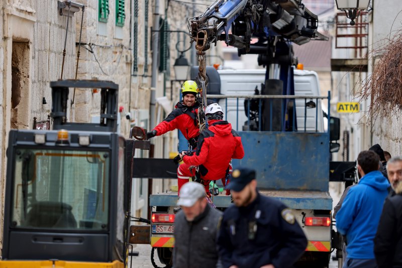 Uklanjanje zvona sa zvonika Kneževog dvora u Pagu oštećenog u potresu