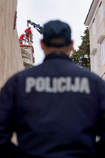 Uklanjanje zvona sa zvonika Kneževog dvora u Pagu oštećenog u potresu