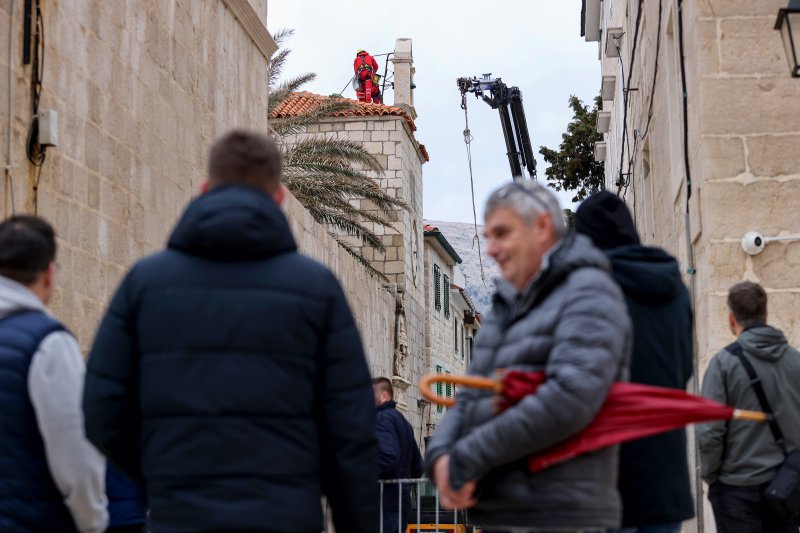 Uklanjanje zvona sa zvonika Kneževog dvora u Pagu oštećenog u potresu