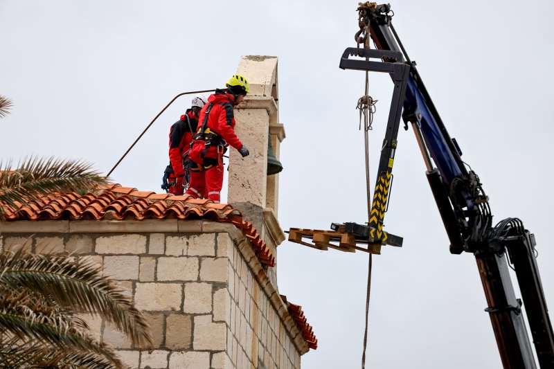 Uklanjanje zvona sa zvonika Kneževog dvora u Pagu oštećenog u potresu