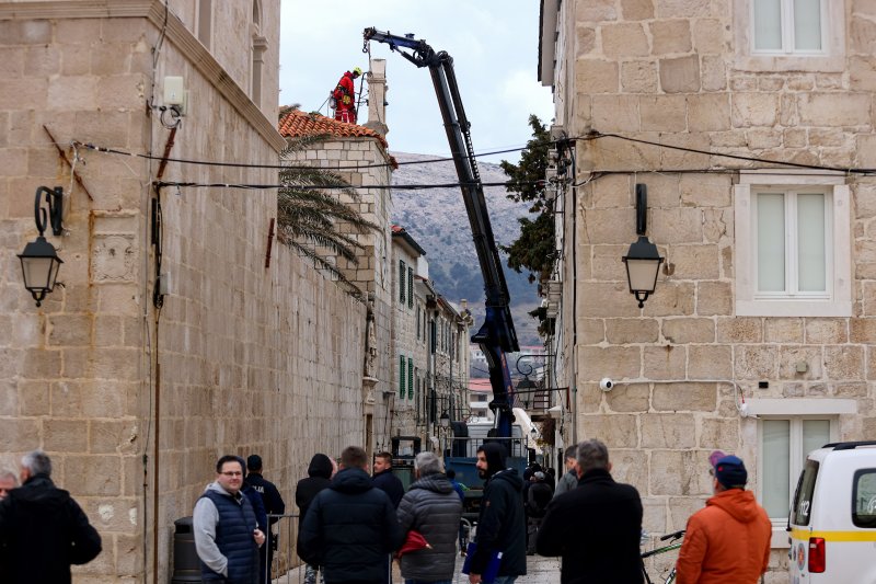 Uklanjanje zvona sa zvonika Kneževog dvora u Pagu oštećenog u potresu